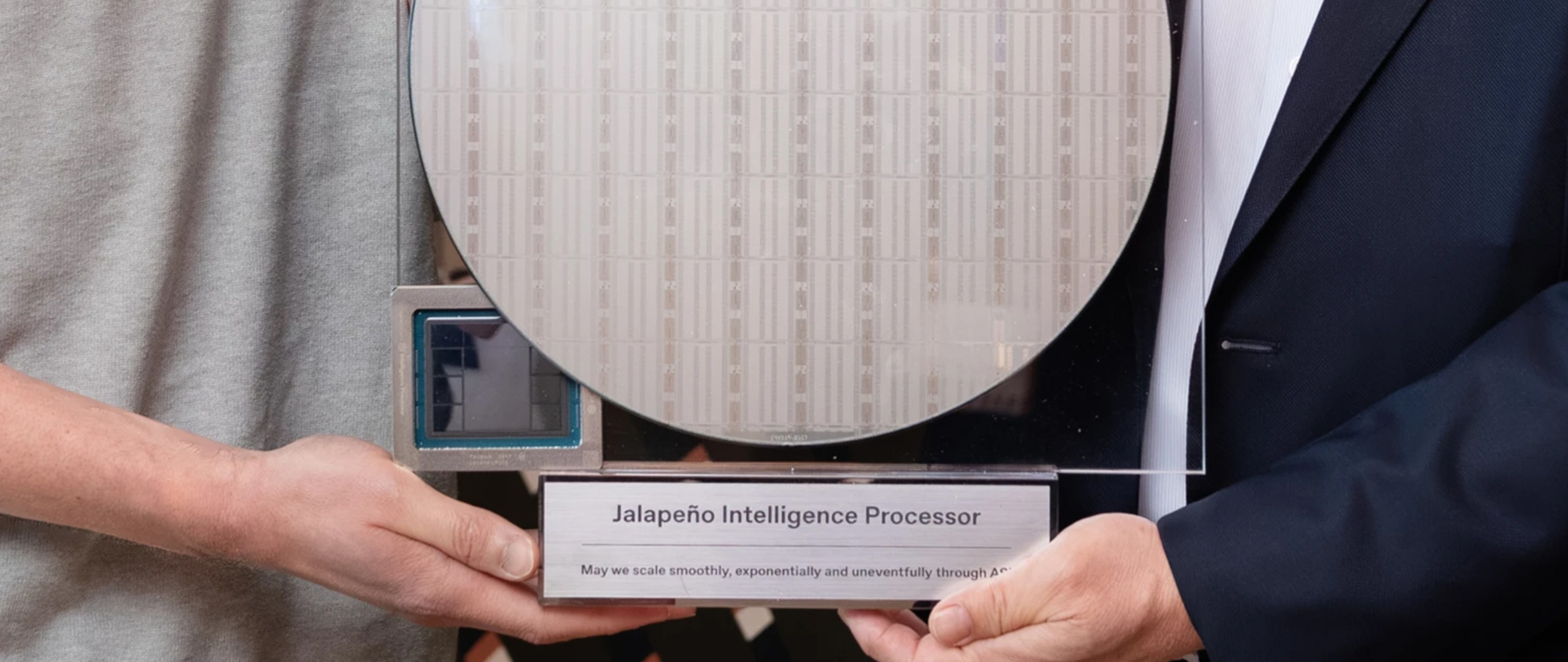 Jalapeño 芯片与晶圆展品（图片来源：OpenAI）