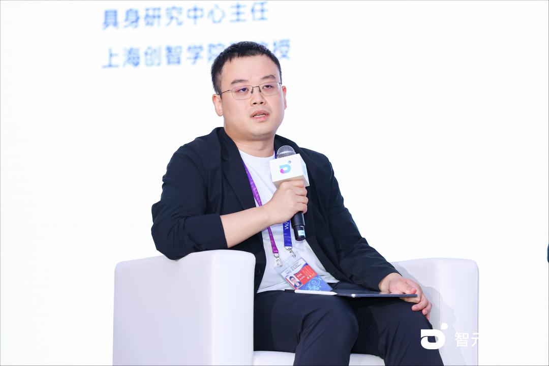 罗剑岚在活动中发言