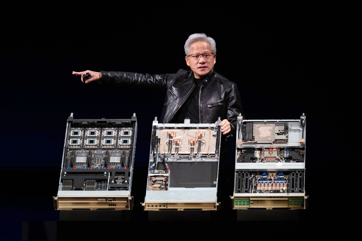 黄仁勋在 GTC 台北活动上介绍 Vera Rubin 数据中心 AI 系统