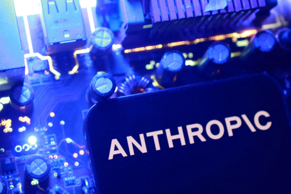 路透社插图：带有 Anthropic 标志的芯片特写