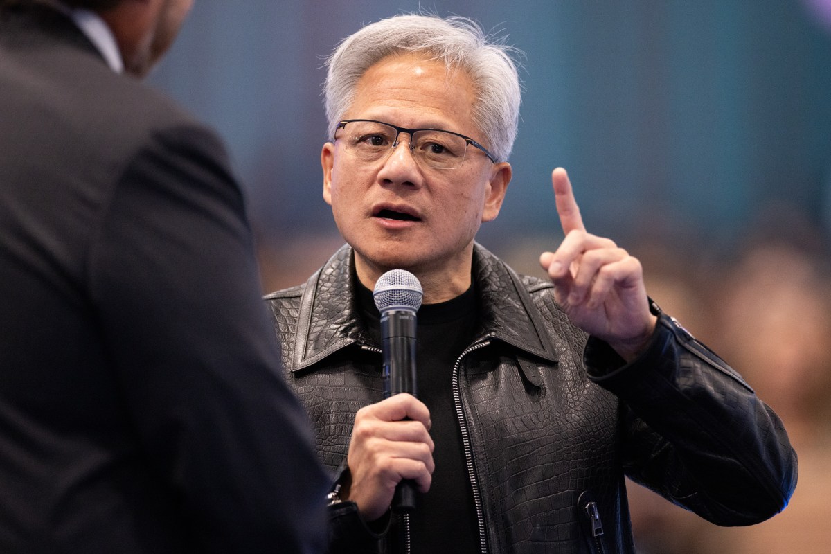 TechCrunch 文章《Is the AI industry really ready to slow down?》的题图：一名身穿黑色皮夹克的演讲者手持话筒