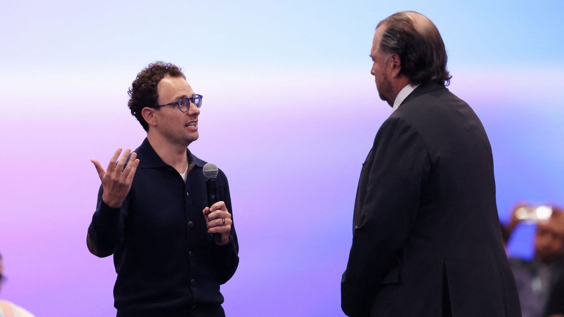 9 月 15 日，Dario Amodei（左）与 Marc Benioff 在旧金山 Dreamforce 2026 峰会上