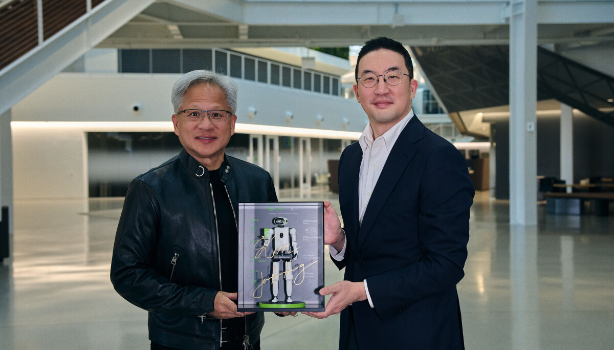8 月 13 日，LG 集团会长 Koo Kwang-mo（右）与 NVIDIA CEO 黄仁勋在加州 NVIDIA 总部签署 MOU 后合影（图：LG，刊于 Korea JoongAng Daily）