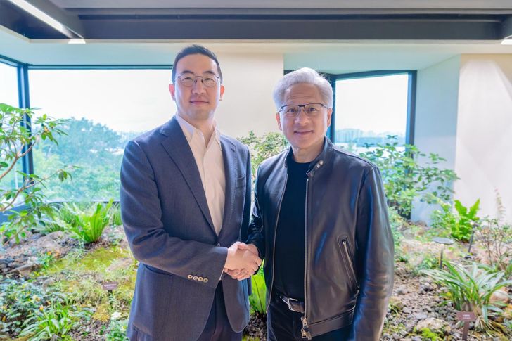 6 月 8 日，Koo Kwang-mo（左）与黄仁勋在首尔汝矣岛 LG Twin Tower 会面握手（图：LG，刊于 The Korea Times）