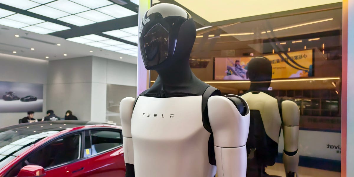 Tesla Optimus 人形机器人展示