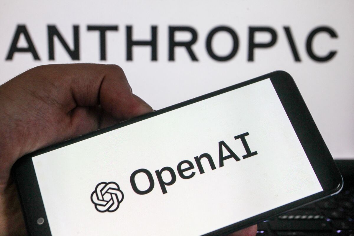Bloomberg 报道配图：手机屏幕上显示 OpenAI 标志，背景为 ANTHROPIC 字样