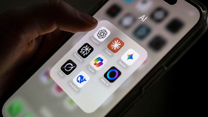 iPhone 屏幕上排列着 ChatGPT、Claude、Gemini 等 AI 应用图标（CNN 报道配图）
