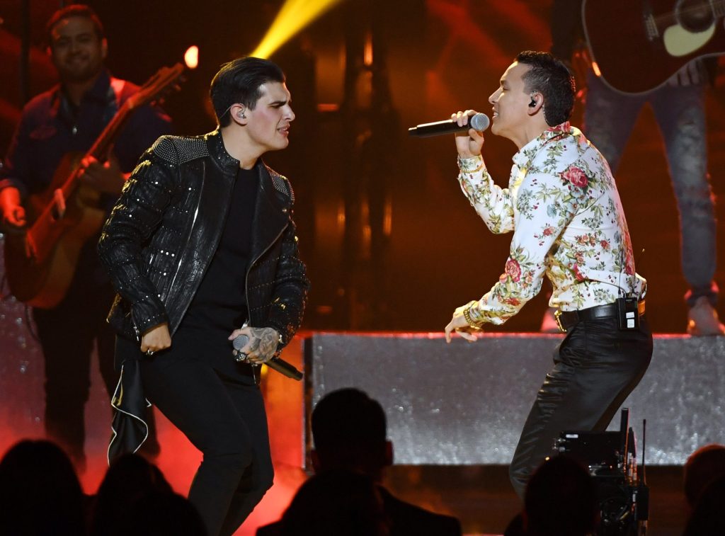 Adriel Favela（左）与 Javier Rosas 在 2019 Billboard 拉丁音乐奖颁奖礼现场演出