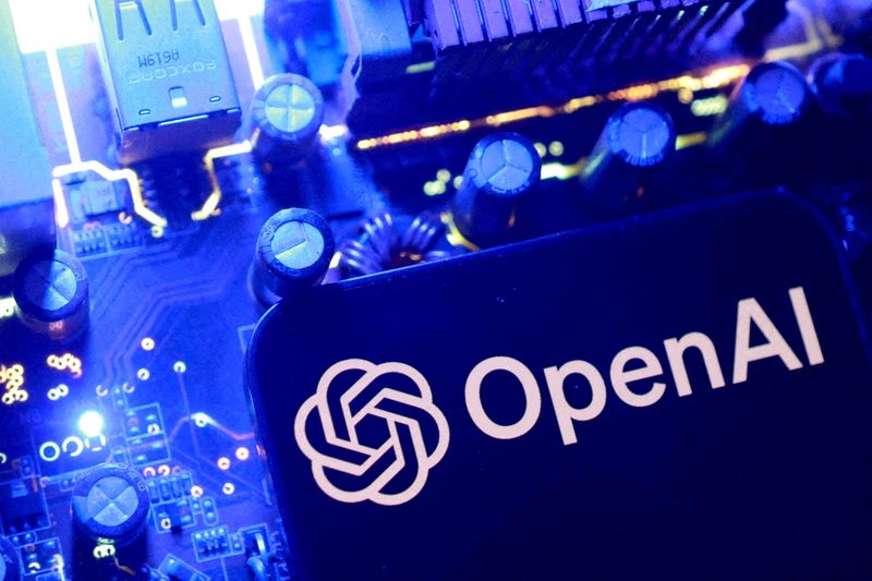 印有 OpenAI 标识的芯片与电路板特写