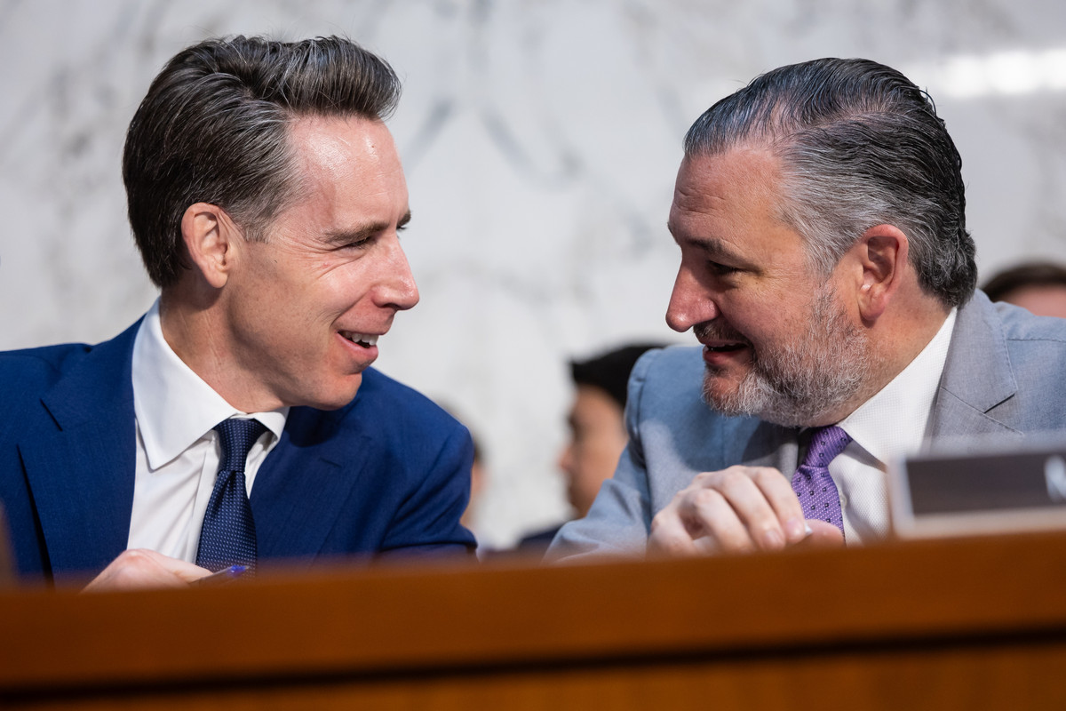 美国参议员 Josh Hawley（左）与 Ted Cruz（右）在参议院交谈