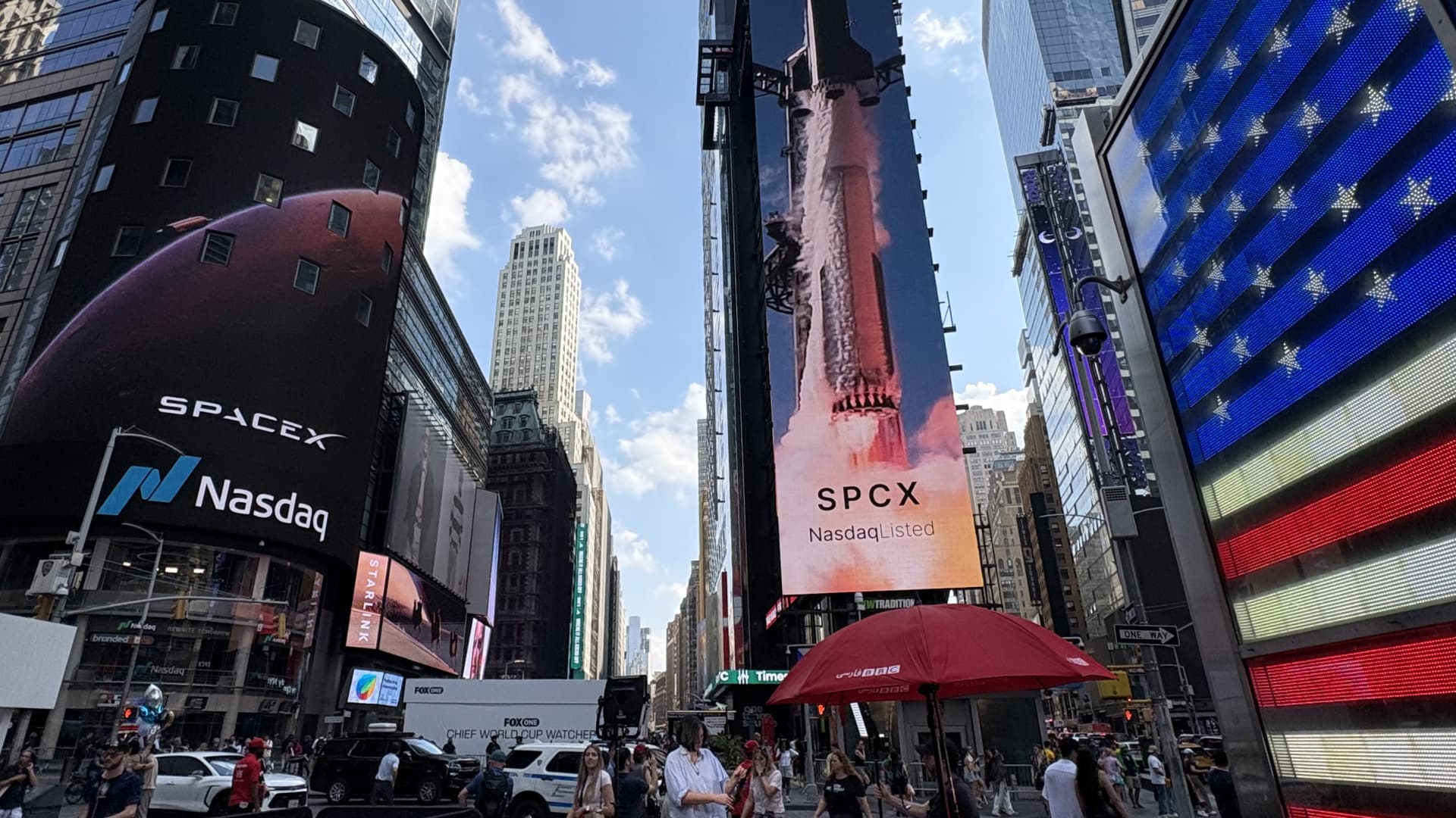 CNBC 报道配图：纽约时代广场的 SpaceX（SPCX）纳斯达克上市广告屏